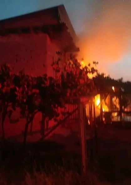 Antalya’da alev alev yanan ev kullanılamaz hale geldi
