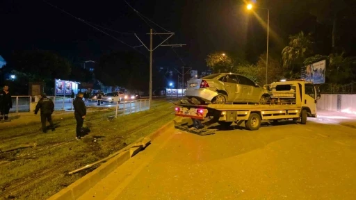 Antalya&rsquo;da alkoll&uuml; s&uuml;r&uuml;c&uuml; tramvay durağına daldı
