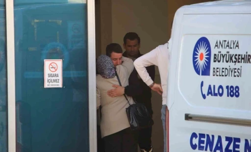Antalya&rsquo;da bariyerlere &ccedil;arpan motosikletli hayatını kaybetti
