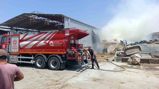 Antalya&rsquo;da besihanede &ccedil;ıkan yangında 60 saman balyası k&uuml;l oldu
