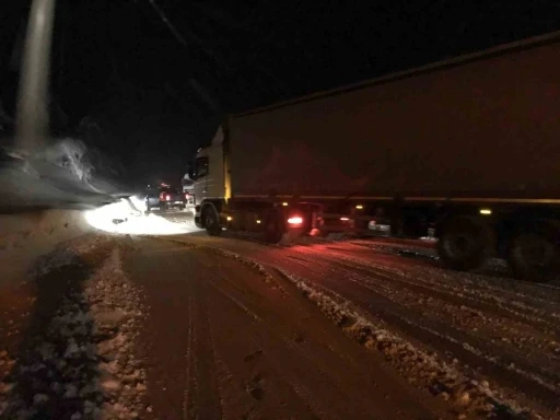 Antalya&rsquo;da bin 825 rakımlı Alacabel&rsquo;de kar yağışı başladı

