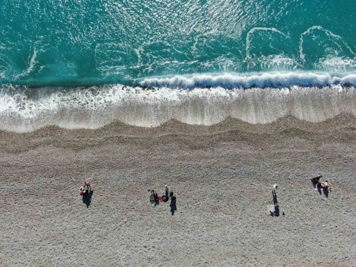 Antalya&rsquo;da bir g&uuml;n arayla iki mevsim: D&uuml;n sağanak ve fırtına, bug&uuml;n deniz keyfi
