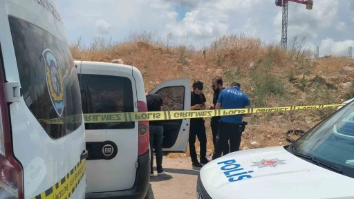 Antalya&rsquo;da bir kişi ara&ccedil; i&ccedil;ince &ouml;l&uuml; bulundu, yakınları sinir krizi ge&ccedil;irdi

