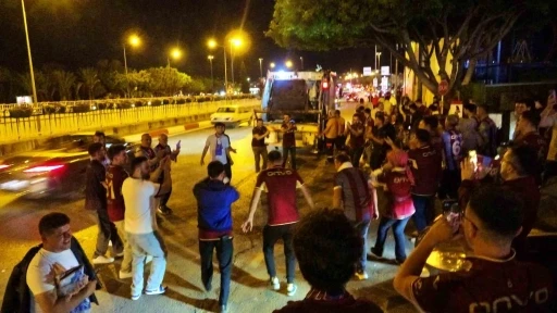 Antalya&rsquo;da bordo-mavili taraftarlardan kupa coşkusu
