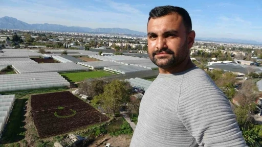 Antalya’da çiftçiler 1,5 dönümlük tarlaya 13 bin marulla Türk bayrağı deseni oluşturdu
