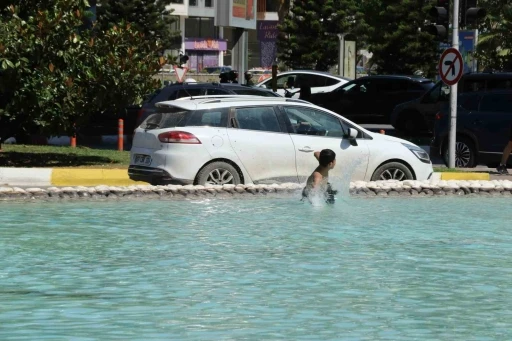 Antalya&rsquo;da &ccedil;ocuklar s&uuml;s havuzuna girerek serinledi
