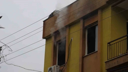 Antalya&rsquo;da dairede &ccedil;ıkan yangın korkuttu
