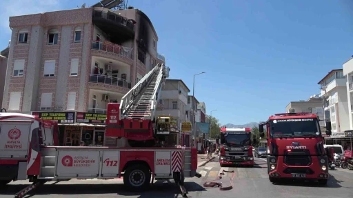 Antalya&rsquo;da dairede &ccedil;ıkan yangında 1&rsquo;i bebek 5 kişi dumandan etkilendi

