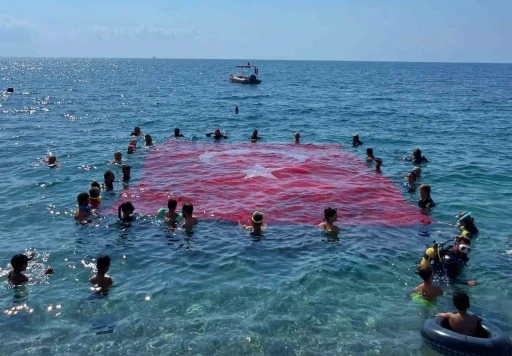 Antalya’da denizde dev Türk bayrağı açıldı
