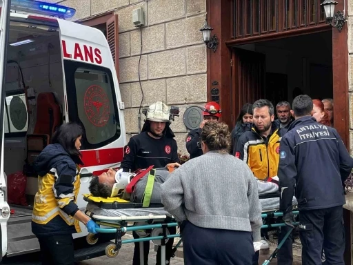Antalya&rsquo;da depoya inmek isterken d&uuml;şen gen&ccedil; yaralandı
