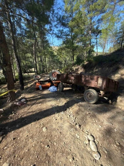 Antalya’da devrilen traktörün altında kalan sürücü hayatını kaybetti
