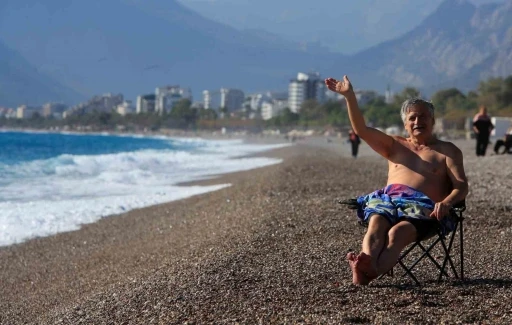 Antalya’da dün yağmur ve fırtına, bugün deniz keyfi
