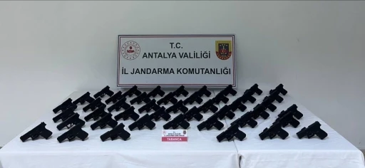 Antalya&rsquo;da durdurulan ara&ccedil;tan 45 adet ruhsatsız tabanca &ccedil;ıktı
