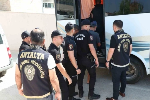 Antalya’da eş zamanlı operasyonda 92 aranan şahıs yakalandı
