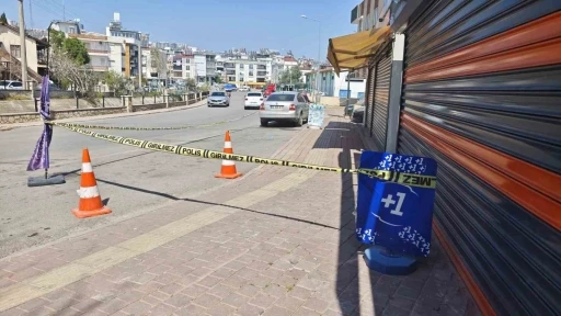 Antalya&rsquo;da esnaf kavgası kanlı bitti: 1 &ouml;l&uuml;, 2 yaralı
