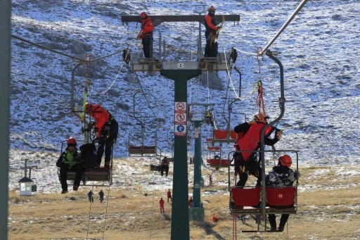 Antalya&rsquo;da ger&ccedil;eği aratmayan teleferik kurtarma tatbikatı
