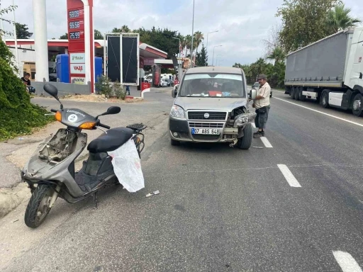 Antalya’da hafif ticari araç ile çarpışan motosikletli yaralandı
