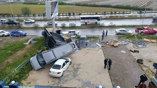KUVVETLİ YAĞIŞ SONRASI HORTUM BUNGALOVU SÜRÜKLEDİ
