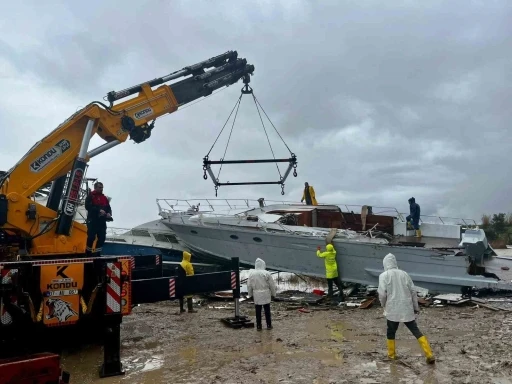 Antalya&rsquo;da hortumun vurduğu tekneler vin&ccedil;lerle kurtarılıyor
