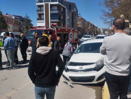 Antalya’da iki otomobil çarpıştı: 4 yaralı
