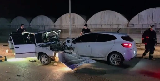 Antalya&rsquo;da iki otomobilin kafa kafaya &ccedil;arpıştığı kaza kamerada: 1 &ouml;l&uuml;
