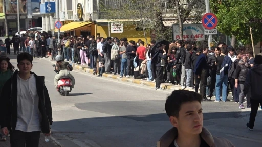 Antalya&rsquo;da indirimli ikinci el giyim mağazası a&ccedil;ılışı yoğun ilgi nedeniyle izdihama d&ouml;n&uuml;şt&uuml;
