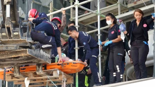 Antalya’da inşaat iskelesinden düşen işçi ağır yaralandı
