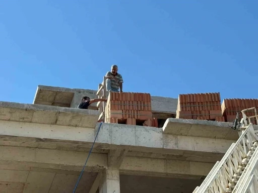 Antalya&rsquo;da inşaatta mahsur kalan ustayı itfaiye ekipleri kurtardı
