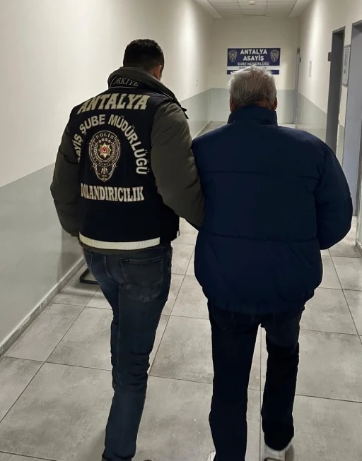 Antalya&rsquo;da iş ve uygun fiyata cep telefonu vaadiyle 3 kişiyi dolandıran ş&uuml;pheli tutuklandı
