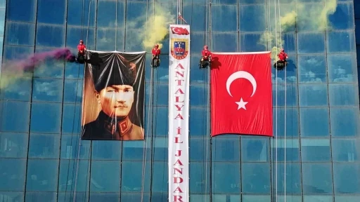 Antalya&rsquo;da JAK timi, halatla sarktıkları 64 metre y&uuml;kseklikte T&uuml;rk bayrağı a&ccedil;tı
