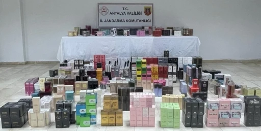 Antalya&rsquo;da jandarmadan ka&ccedil;ak parf&uuml;m operasyonu
