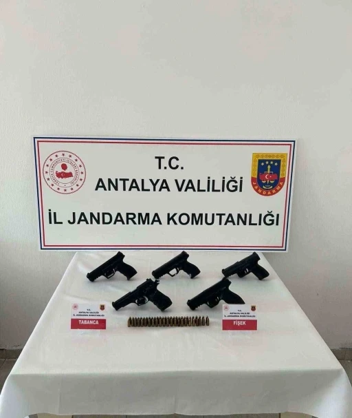 Antalya&rsquo;da ka&ccedil;ak silah operasyonu

