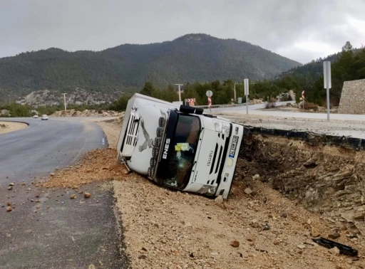 Antalya&rsquo;da kamyon devrildi, s&uuml;r&uuml;c&uuml; yaralandı
