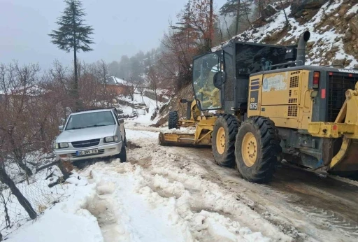 Antalya&rsquo;da karla m&uuml;cadele: Y&uuml;ksek kesimlerde mahsur kalan ara&ccedil;lar kurtarıldı

