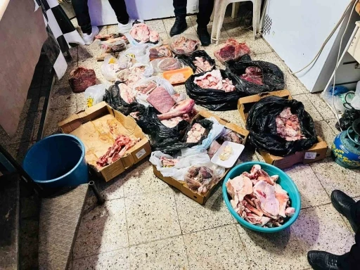 Antalya&rsquo;da kasap d&uuml;kkanında mide bulandıran g&ouml;r&uuml;nt&uuml;: Zabıtalar g&ouml;zlerine inanamadı