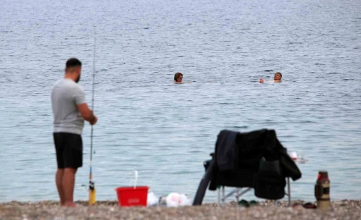 Antalya’da kasım ayında denize girmenin keyfini çıkardılar
