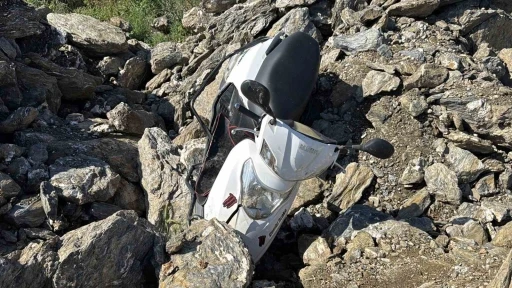 Antalya&rsquo;da kayalık alanda kaza yapan motosikletin s&uuml;r&uuml;c&uuml;s&uuml; hayatının kaybetti
