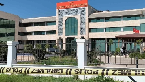 Antalya&rsquo;da Kaymakamlık binasında ateş a&ccedil;tı, kendisini odaya kilitledi
