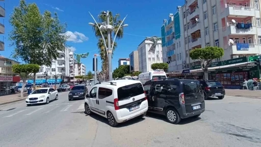 Antalya’da kırmızı ışık ihlali kazaya neden oldu: 1 yaralı

