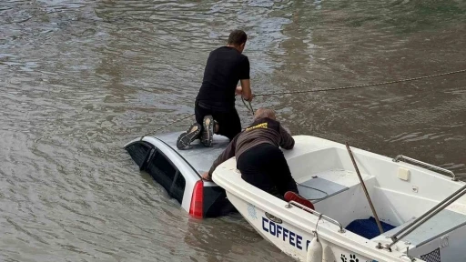 Antalya&rsquo;da kontrolden &ccedil;ıkan otomobil ırmağa u&ccedil;tu
