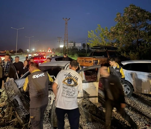 Antalya&rsquo;da kontrolden &ccedil;ıkan otomobil park halindeki ara&ccedil;ları hurdaya &ccedil;evirdi: 4 yaralı
