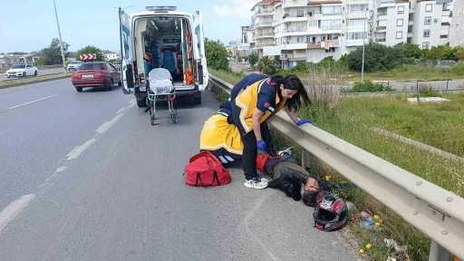Antalya’da lastiği patlayan motosiklet devrildi: 2 yaralı
