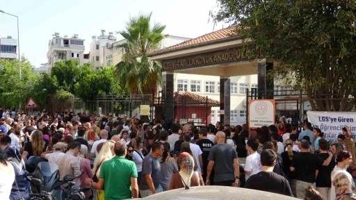 Antalya’da LGS sınavı öğrenciler kadar velileri de heyecanlandırdı

