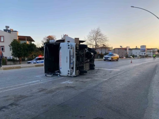 Antalya&rsquo;da midib&uuml;s ile otomobil &ccedil;arpıştı: 3 yaralı
