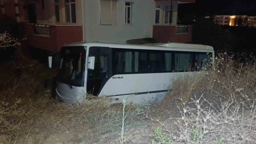 Antalya&rsquo;da midib&uuml;s otomobille &ccedil;arpıştı: 6 yaralı
