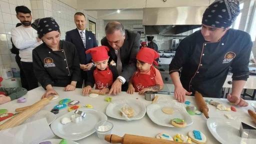 Antalya&rsquo;da minikler mutfağa girdi, renkli kurabiyeler ortaya &ccedil;ıktı
