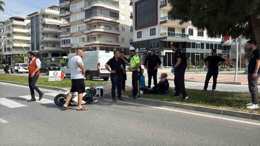 Antalya&rsquo;da motosikletler &ccedil;arpıştı: 3 yaralı
