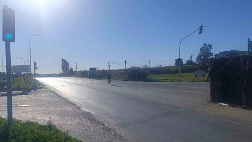 Antalya&rsquo;da muz y&uuml;kl&uuml; kamyonun kasası yola savruldu
