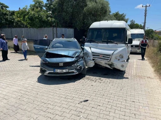Antalya&rsquo;da okul servisi otomobille &ccedil;arpıştı: 7&rsquo;si anaokulu &ouml;ğrencisi 9 yaralı
