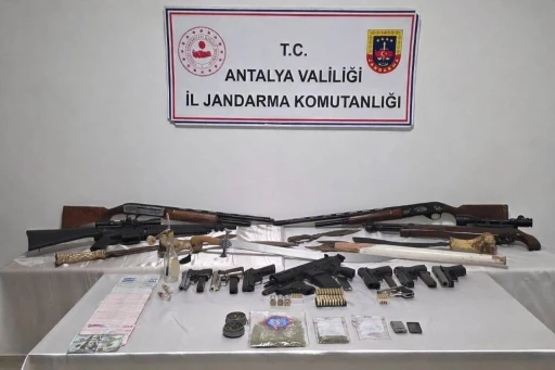 Antalya&rsquo;da operasyon yapılan evde &ccedil;ok sayıda silah ele ge&ccedil;irildi
